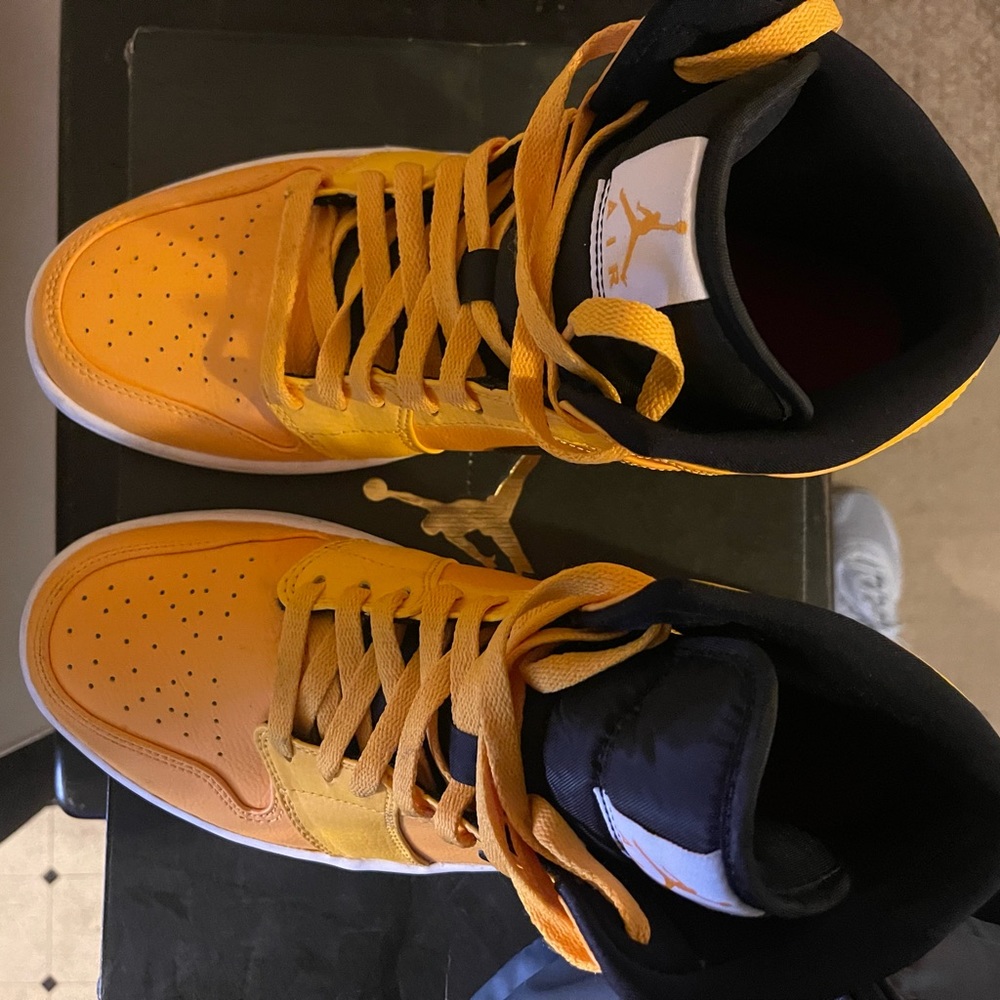 Jordan Air 1 Mid ‘University Gold’ **ORIGINAL BOX**